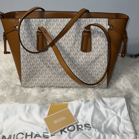 I’m Selling a Large Michael Kors Bag. The colors are Tan&Cream shoulder bag. - Picture 3 of 4